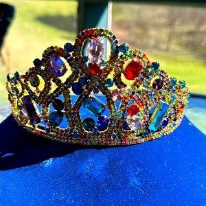 Exquisite jeweled gold crown!